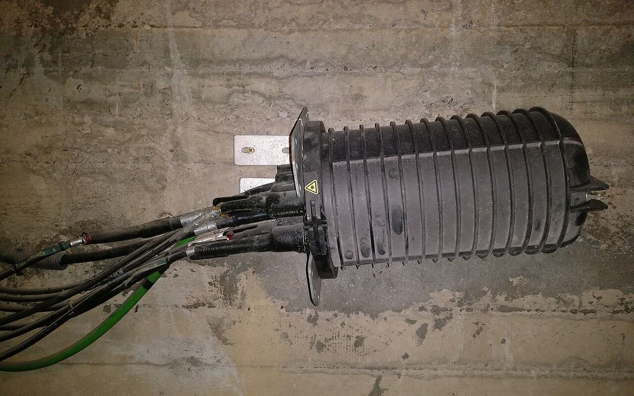 Fiber optic splice closure
