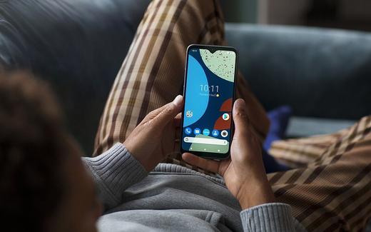 Fairphone_02_grey phone in hand on couch_Kera_0091_C1_RGB