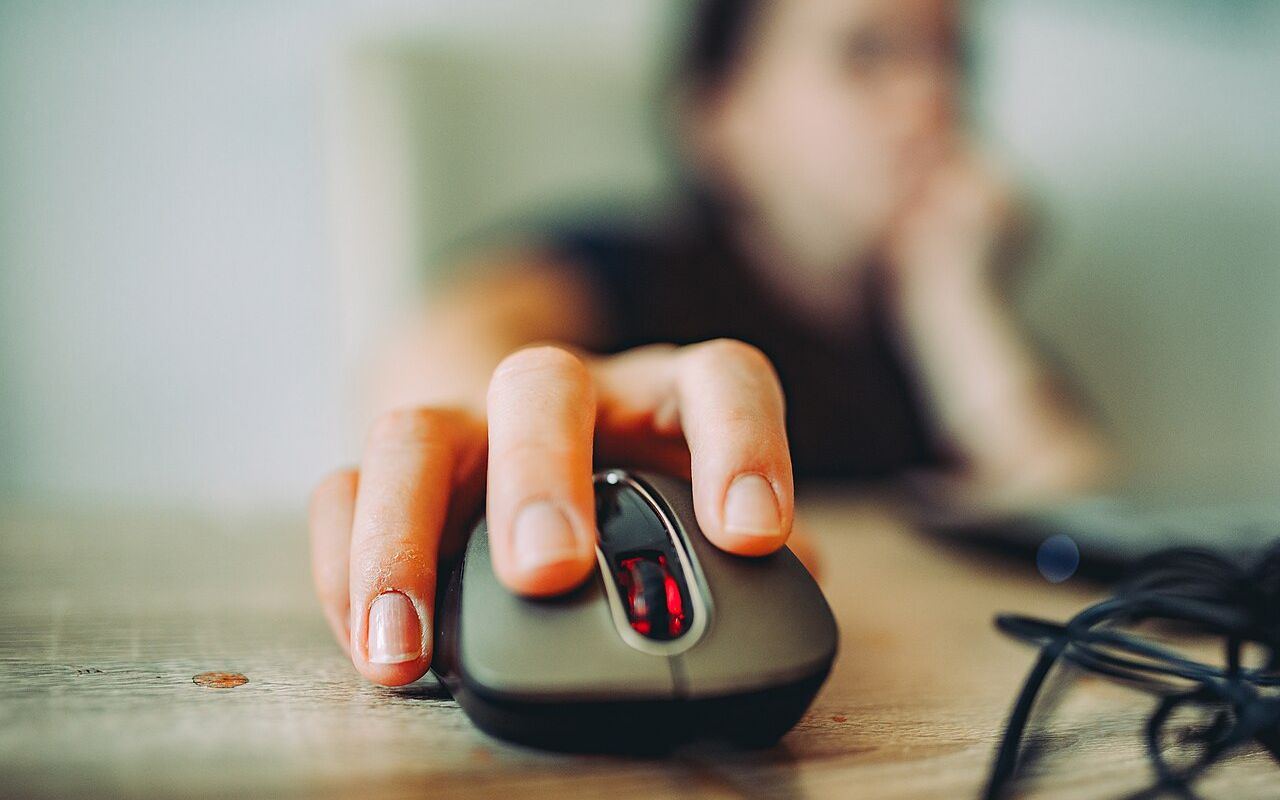 Hand on the computer mouse