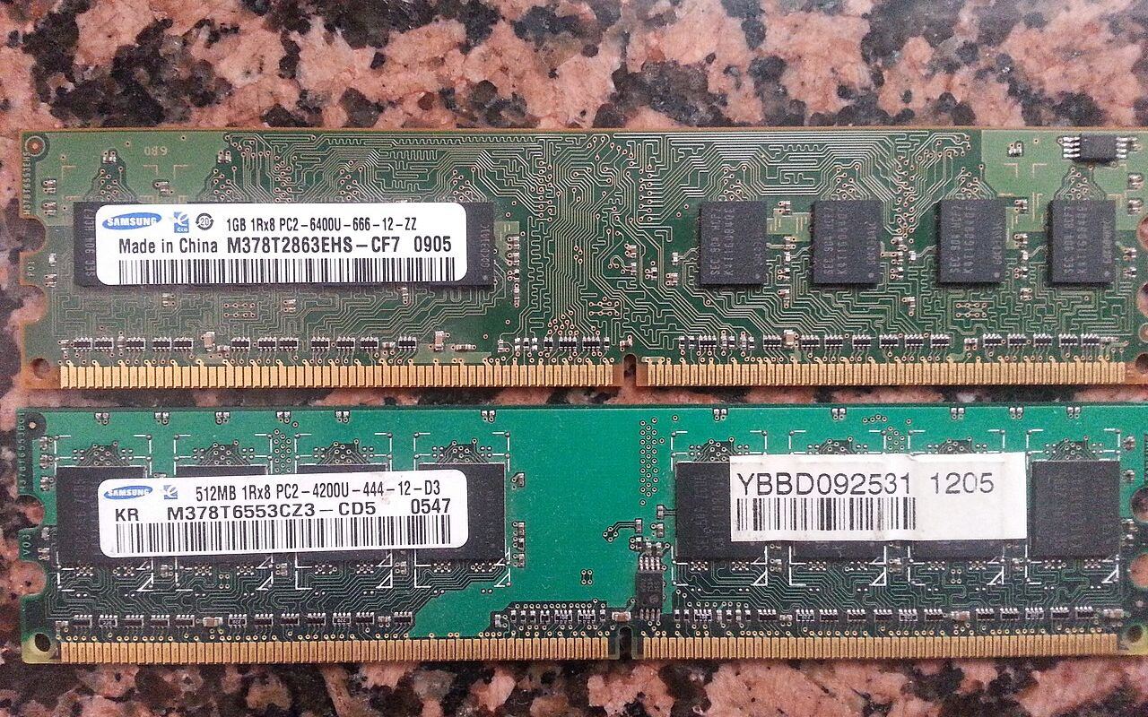 ddr2-800 1gb module vs ddr2-533 512mb showing diffrent ddr2 modules speed and capacities